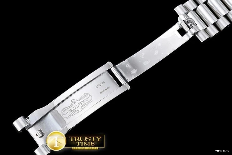 0321 RDD0207F – DayDate Compact 677